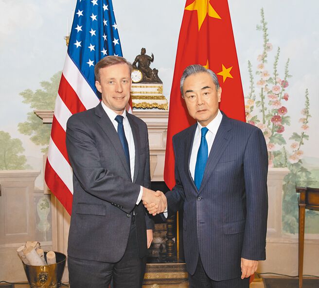 中共中央政治局委员、外事办主任暨外长王毅与美国国家安全顾问苏利文，将在泰国曼谷举行会谈。图为2023年资料照片。（新华社）