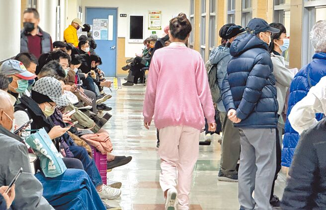 一位女子感嘆护理师很难脱单，引发热议。（示意图／资料照，姚志平摄）