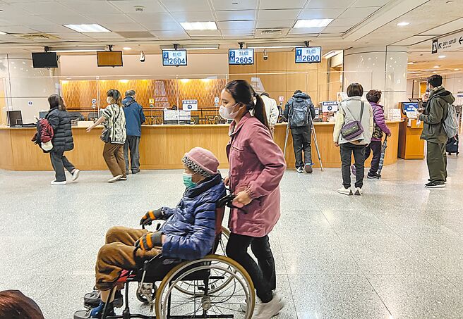 台北区、北区医学中心评鑑结果即将出炉，由于医学中心有较高的健保给付点值，所以造成国内医疗水准较高医院争取。图为民眾前往极力争取成为医学中心的新店慈济医院看诊情形。（邓博仁摄）
