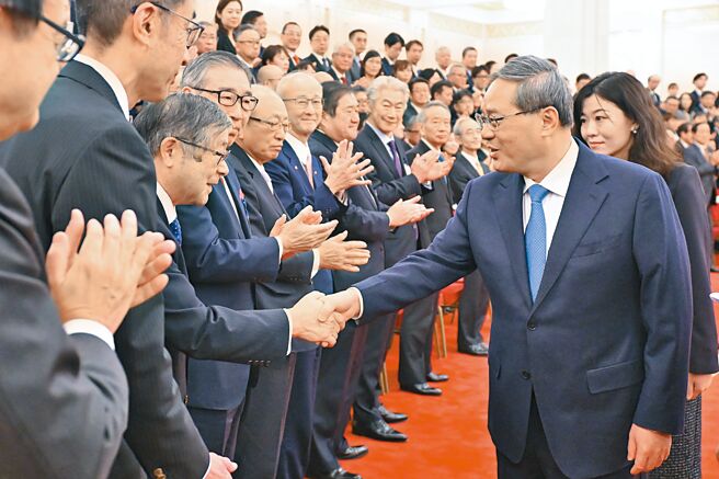 中国国务院总理李强（右前）25日在北京人民大会堂会见日本经济团体联合会会长十仓雅和、日中经济协会会长进藤孝生、日本商工会议所会长小林健率领的日本经济界访华团。（中新社）