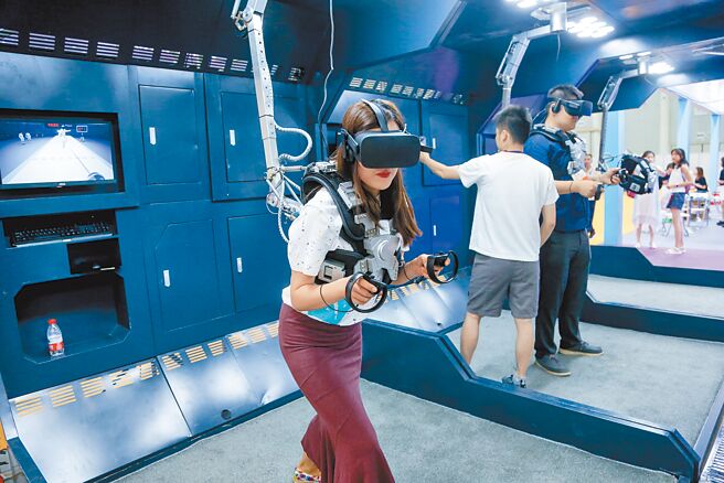 大陸國家新聞出版署26日凌晨公布，1月共有115款大陸國產網路遊戲取得版號。圖為大陸民眾體驗VR遊戲。（中新社）