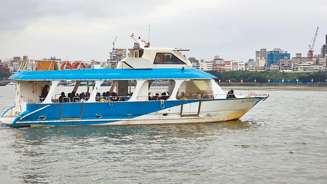 忠孝码头荒废许久，新北市高滩处去年中于委外合约中要求须开定期航班，26至28日忠孝码头到大稻埕码头航班试营运，让民眾搭船到迪化街採买年货，此航线拟于3月1日起双向定期开航，以活络蓝色公路。（新北市高滩处提供／陈慰慈新北传真）