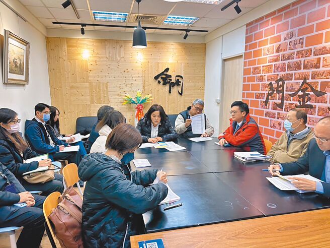 国民党立委陈玉珍（后排中）于24、25日连续2天邀集交通部、国防部、民航局、航港局、消保处、金门县观光处、立荣及华信航空公司等，共同研商如何增加今年春节疏运返乡机位。（陈玉珍服务处提供／于家麒金门传真）