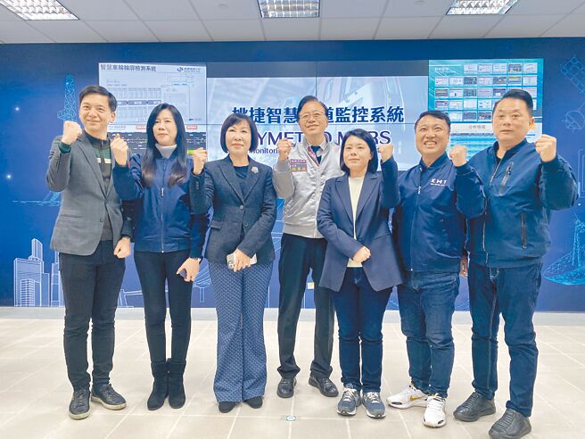 桃園市長張善政（中）26日與桃園6位國民黨立委當選人合體，前往桃捷公司參訪後開閉門會議，針對重大市政議題交流意見，立委們未來將在中央為桃園爭取建設資源。（蔡明亘攝）