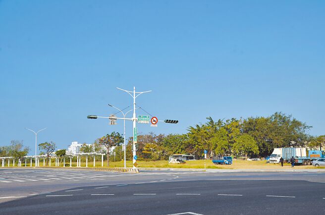 台南市政府将于2024台湾灯会安平灯区假日期间增辟南区中华西路与清水路口西北侧国有土地临时停车场，并开放清水路两侧路边停车，总计约可再提供约700席小客车停车位。（交通局提供／洪荣志台南传真）