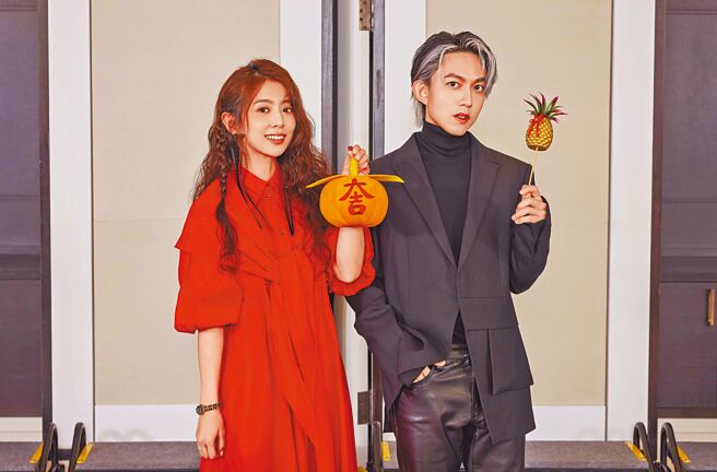 林宥嘉（右）和老婆丁文琪日前一起出席尾牙活动，互动甜蜜。（华研国际提供）