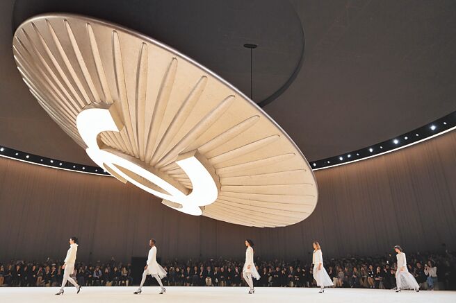 由一顆鈕釦而生，香奈兒春夏高級訂製服的起源，就呈現在秀場上方。（CHANEL提供）