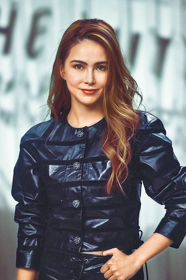 CHANEL品牌大使昆凌出席品牌春夏高訂服裝大秀。（CHANEL提供）