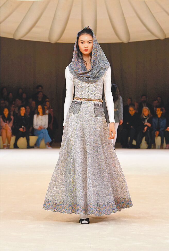 雖說由鈕釦開始，但春夏高訂細節呈現了相當多的舞蹈動作。（CHANEL提供）