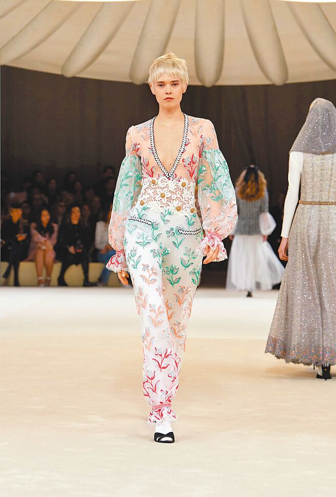 透膚刺繡蕾絲褲裝呈現少見的俐落感，在高訂上較少見。（CHANEL提供）