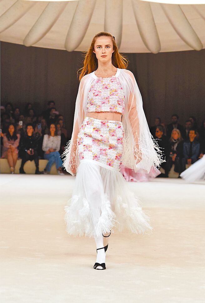 服裝上的花紋印花也是本系列焦點。（CHANEL提供）