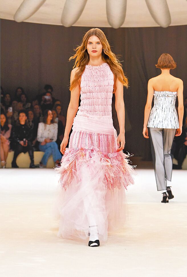 搖曳的裙襬和漸變色的裙裝設計，呈現了CHANEL高訂的魅力。（CHANEL提供）