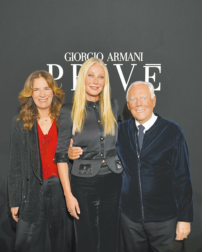 葛妮丝派特洛（中）现身GIORGIO ARMANI PRIVE 2024春夏系列发表会。（GIORGIO ARMANI提供）