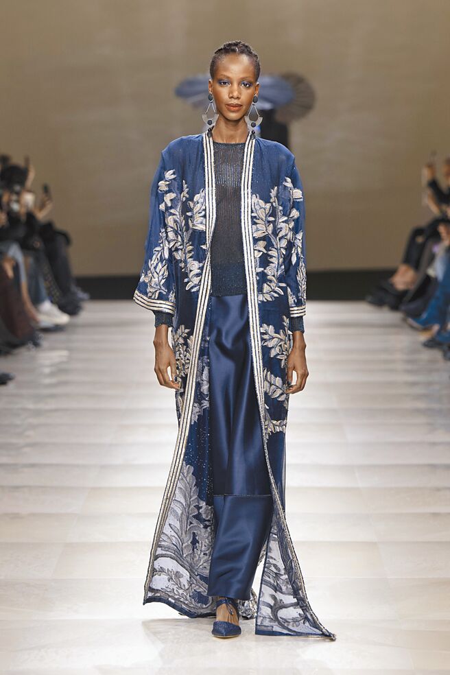 GIORGIO ARMANI PRIVE 2024春夏系列融入东方元素。（GIORGIO ARMANI提供）