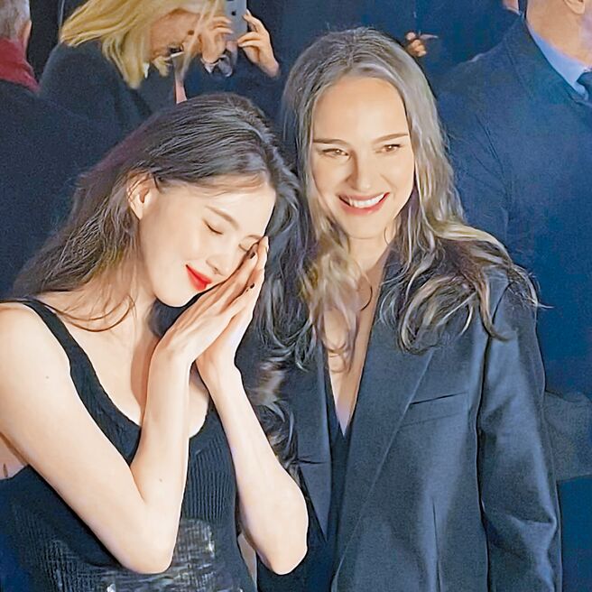 韓韶禧（左）同框偶像娜塔莉波曼，興奮地在IG上寫下「Dreams come true」。（摘自IG）