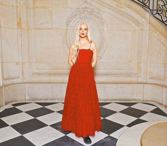 安雅泰勒喬依以紅色蕾絲長洋裝搭配淡金長髮與無瑕妝容，只能說美翻天。 （Dior提供）