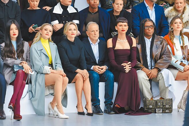 Fendi 2024春夏高訂大秀請來不少巨星，左起宋慧喬、瑞絲薇斯朋的女兒艾娃菲利普、瑞絲薇斯朋、右三則為辛蒂亞。（Fendi提供）