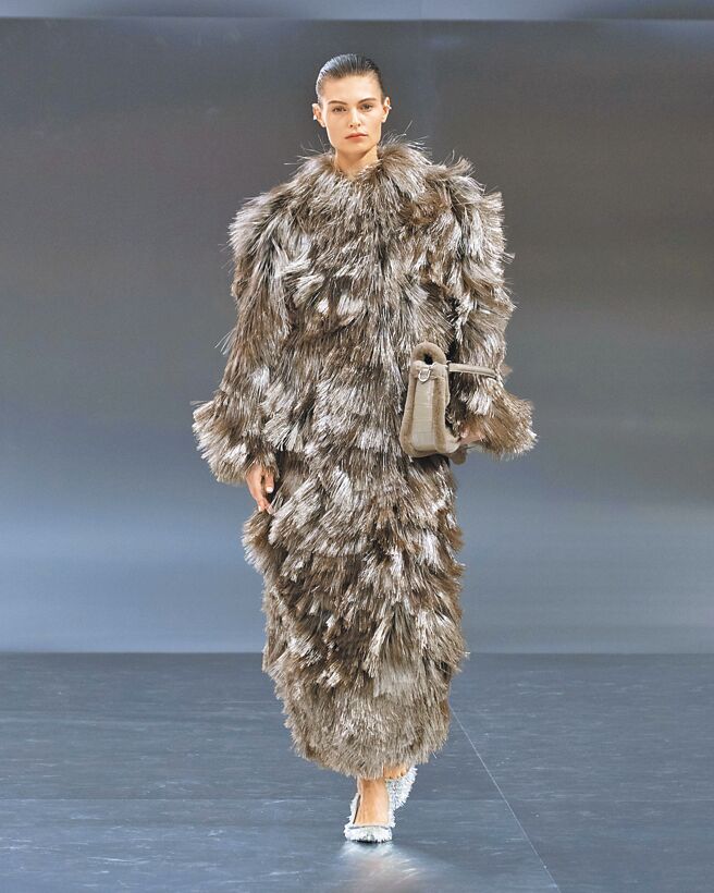 極為纖細的馬海毛，打造出張狂的奢華造型。（Fendi提供）