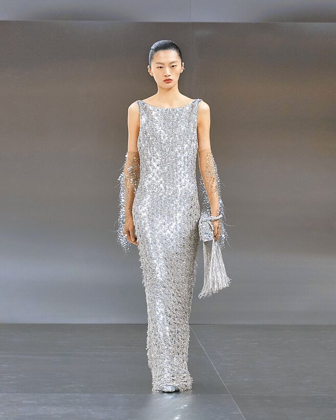 使用大量流蘇、亮片裝飾的服裝，帶來相當衝擊的視覺感。（Fendi提供）