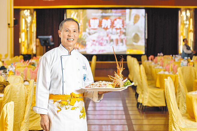 「百年台菜丰办桌」找来办桌天王林明灿掌舵，让其手路菜「撒娇喜全鸡」、「富贵红烧虾」上桌。（百年台菜丰办桌提供）