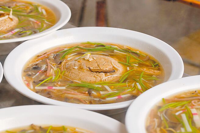 「八丝烩肝屯」传承百年的台菜料理，取猪肝（台语音「官」）之寓意。（百年台菜丰办桌提供）