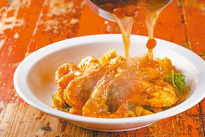 「富贵红烧虾」，这是林明灿师承父亲林添盛料理，以鲜虾取代河鳗，并大量运用香菜，搭配酸甜酱汁创造出独特的风味。（百年台菜丰办桌提供）