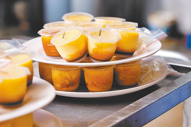 位在台南市的银波布丁，始自于创始人吴连春在西元1939年开设的银波茶座，至今已有80年歷史。（百年台菜丰办桌提供）