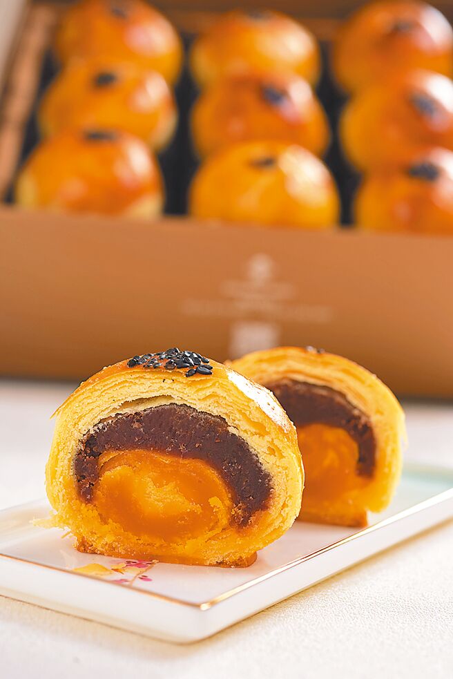 「珍馔蛋黄酥礼盒」9入满满古法手制蛋黄酥，新春优惠899元。（普诺麵包坊提供）