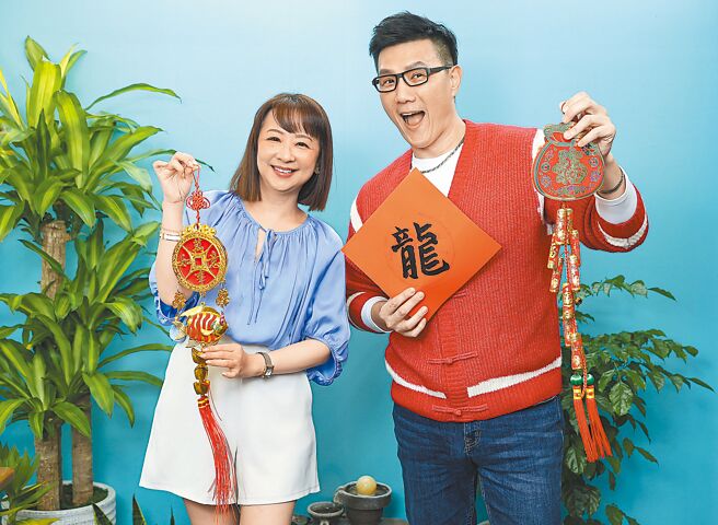 蒋伟文（右）、刘怡里提前祝贺读者新年快乐。（陈俊吉摄）