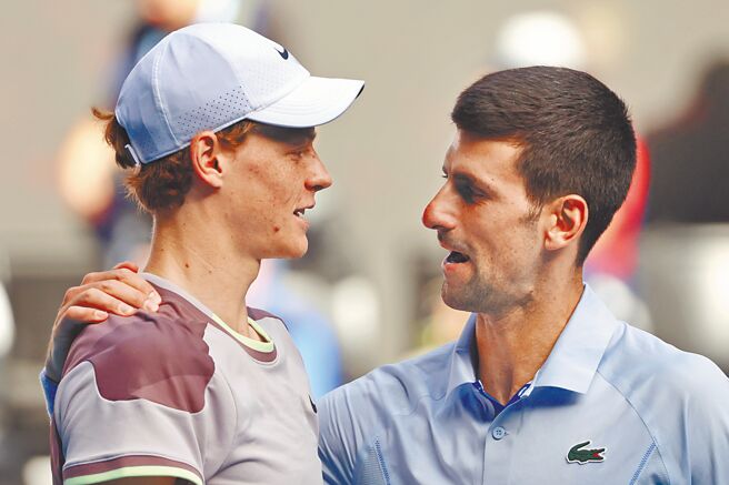 喬柯維奇（右）在澳網男單準決賽敗陣後，風度十足的鼓勵義大利小將辛納。（美聯社）