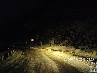 合歡山這路段仍結冰 限加掛雪鏈車輛通行