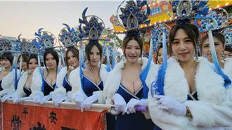 超吸睛！台南「最美禮生團體」60人小露酥胸舉旗遶境