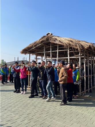 台江百人「扛茨走溪流」 重現先人百年前對抗水患歷史