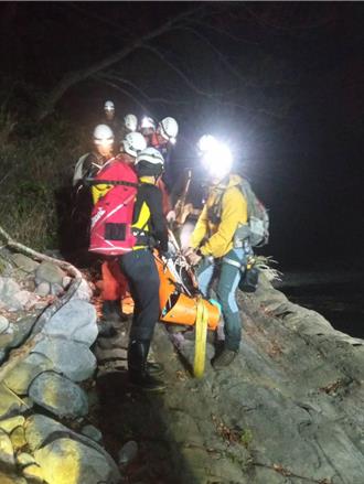 男子溯溪绳索遭瀑布冲断坠落 警义消合作低温下救援