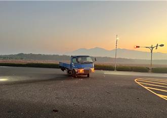 佳冬戰備跑道驚傳追撞死亡車禍 76歲老婦違規坐車斗亡