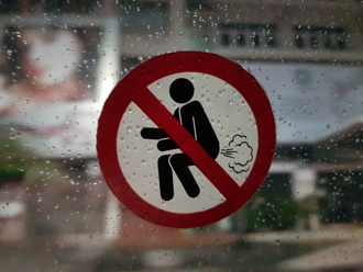 男子搭飛機做了「這件事」 引發眾怒遭空姐請下機