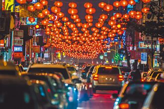 2萬盞紅燈籠高掛 花蓮街頭年味濃