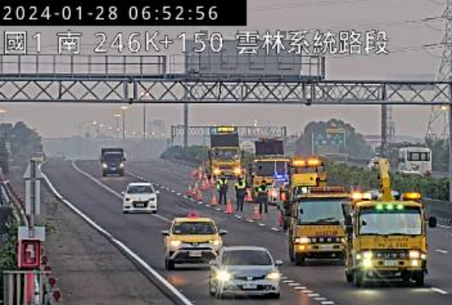 国道1号南向云林系统段，发生2车碰撞事故，仅外线车道可通行。（翻摄「1968即时影像」）