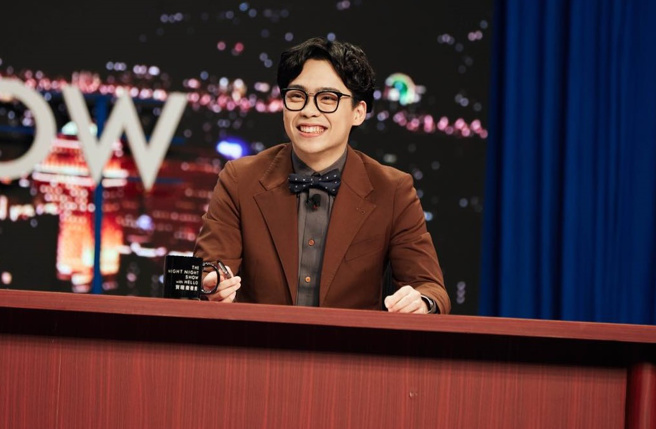 Savungaz Valincinan不满名字遭念错，炮轰贺珑主持的是垃圾节目。（图／贺珑 Hello 脸书）