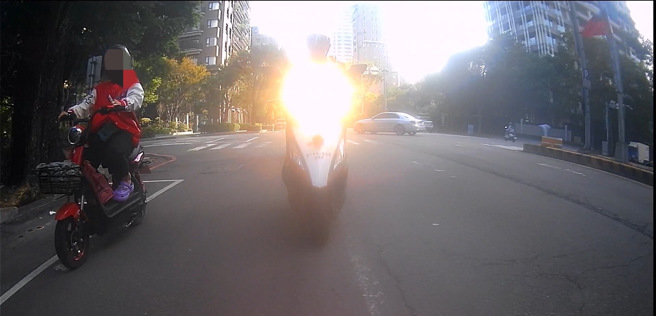 阮姓失联移工骑电动车，还边手持手机讲电话，遭警方拦查竟弃车想逃。（翻摄画面）