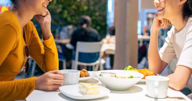 一名女子近日参加公司的尾牙，填写餐厅的线上问券时她给店家3颗星评价。（示意图，shutterstock／达志）