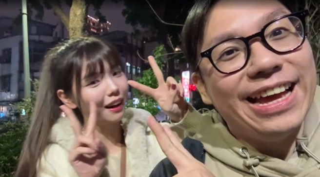 实况主肉乙嚐鲜后直言﹕「超级难吃」。（图／台北建东TWITCH）