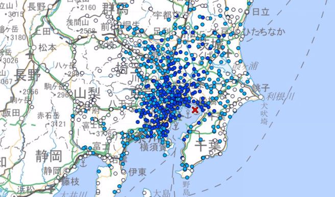 東京灣28日發生規模4.8地震。圖中紅色叉叉處為震央。（圖／擷取自日本氣象廳官網）
