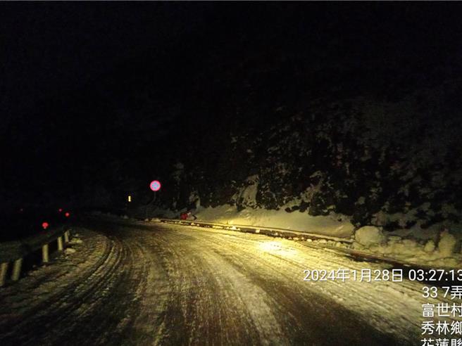 台14甲线合欢山路段28日上午7点开放，武领到松雪楼路段因路面结冰，限加挂雪链车辆通行。（公路局提供／王煌忠南投传真）
