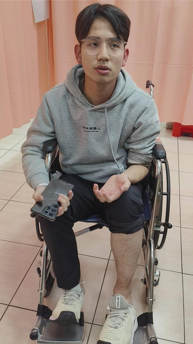 民进党嘉义市议员林炜轩疑行车纠纷当街被痛殴，目前送医治疗中。（廖素慧摄）