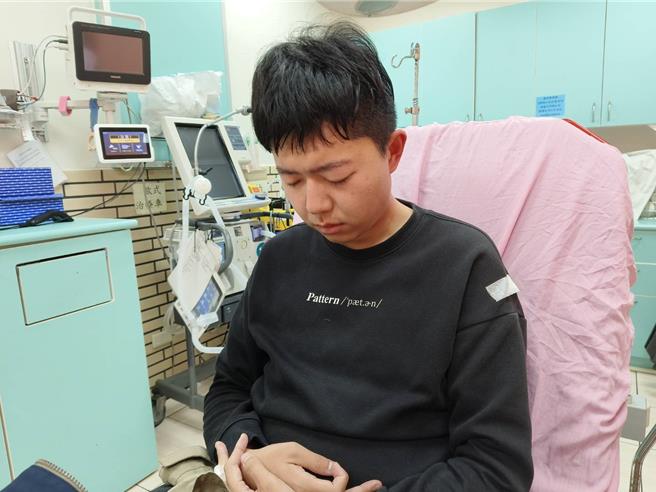 林炜轩助理遭喷辣椒水致眼睛红肿睁不开。（廖素慧摄）