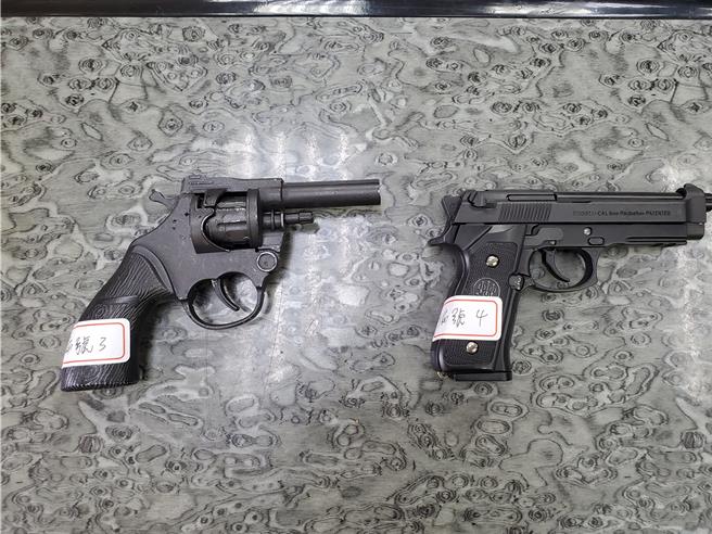警方在31岁杨姓男子住家发现改造手枪。（台中市刑大提供／冯惠宜台中传真）