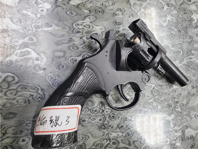 警方在31岁杨姓男子住家发现改造手枪。（台中市刑大提供／冯惠宜台中传真）