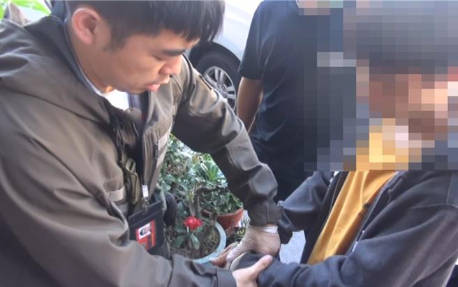 家住台中南屯区31岁杨姓男子购毒施用，且改造手枪，遭台中市刑大持搜索票搜索并移送。（台中市刑大提供／冯惠宜台中传真）