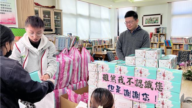 台南一名张姓工程师默默行善，在家扶前社工吴承展（右一）引介下，捐助许多爱心物资给北台南家扶中心。（张毓翎摄）